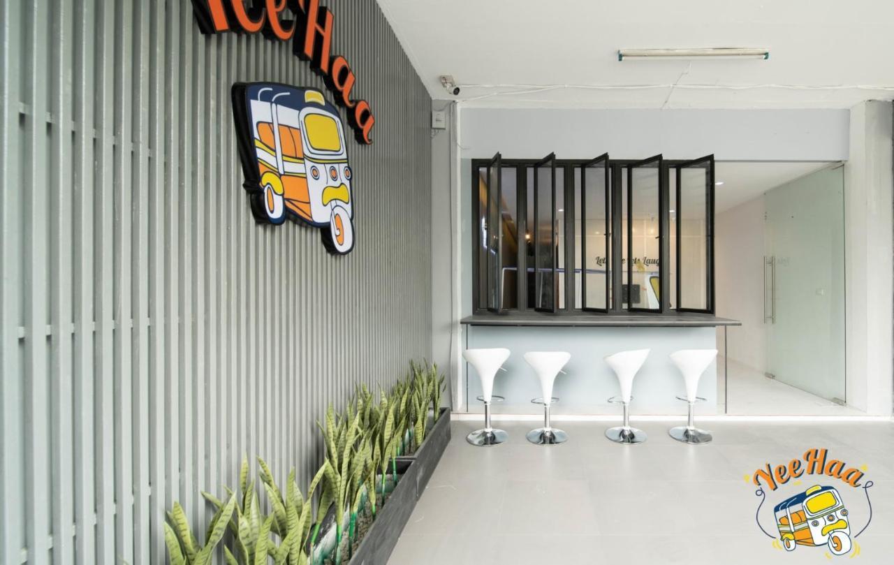 Yeehaa Bangsue Aparthotel Bangkok Bagian luar foto
